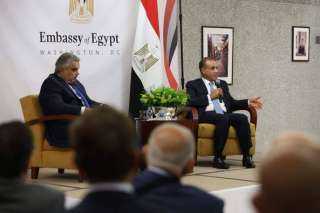 وزير الخارجية يلتقي مع بعض...