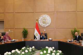 وزير الكهرباء يبحث مع مجموعة...