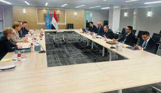 وزير الخارجية والهجرة يلتقي بنظيرته...