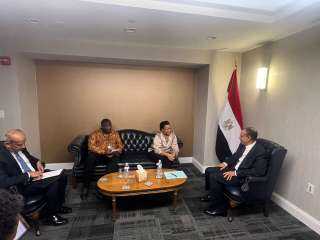 وزير الخارجية يلتقي مع المديرة...