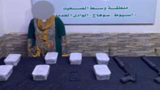 القبض على سيدة بحوزتها مخدرات...