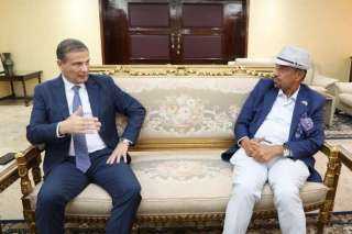 وزير الزراعة يبحث مع مجموعة...