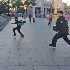 قوات ألمانية تطارد طفلا وتعتقله...