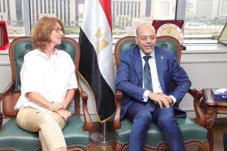 وزير العمل يلتقي وفدًا من...