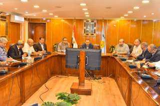 محافظ أسيوط يعقد اجتماعاً مع...