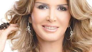 ميرفت أمين تتألق بإطلالة ملائكية...