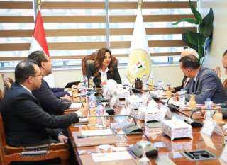 وزيرة التنمية المحلية تبحث مع...