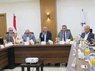 وزير الإسكان يتابع موقف توفيق...