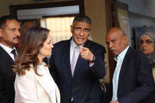 محافظ الجيزة يتفقد مدارس العمرانية...