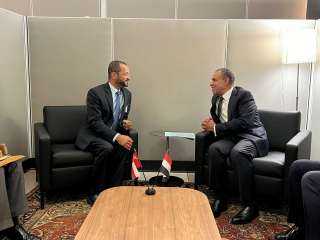 وزير الخارجية والهجرة يجتمع مع...