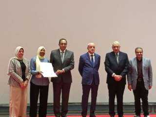 تكريم باحثة بالمعمل المركزي للمناخ...