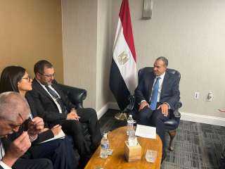 وزير الخارجية والهجرة يلتقي مع...