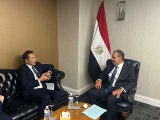 وزير الخارجية والهجرة يلتقي مع...
