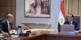رئيس الوزراء يلتقي وزير العمل...