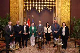 وزير الاتصالات يستعرض مع لجنة...