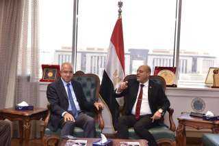 وزير العمل يلتقي رئيس إتحاد...