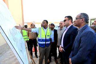 وزير الإسكان يتفقد سير العمل...
