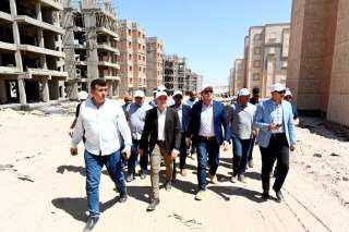 وزير الإسكان يتفقد وحدات المبادرة...