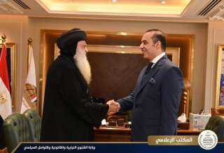 وزير الشئون النيابية يستقبل الأنبا...