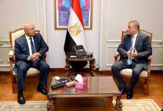 وزير الصناعة والنقل يبحث مع...