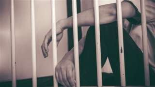 حبس 5 عناصر إجرامية متهمين...