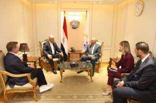 وزير الصناعة والنقل يبحث مع...