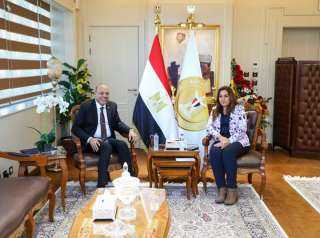وزيرة التنمية المحلية تبحث مع...