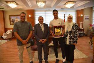 محافظ بورسعيد يكرم البطل ”...