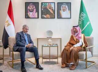 وزير السياحة والآثار يلتقى وزير...