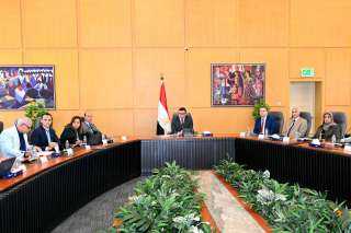وزير الإسكان يتابع موقف تنفيذ...