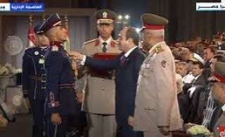 الرئيس السيسي يمنح الأنواط لأوائل...