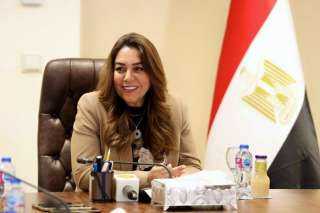 وزيرة التنمية المحلية تتلقي تقريراً...