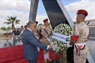 محافظ الإسماعيلية يضع إكليلًا من...