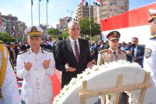محافظ الغربية يضع إكليل الزهور...
