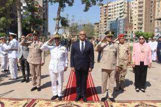 محافظ القليوبية يضع أكليل من...