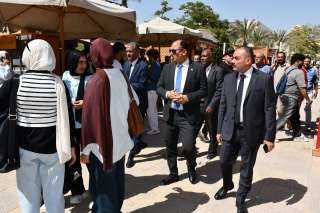 رئيس جامعة حلوان يتفقد كلية...