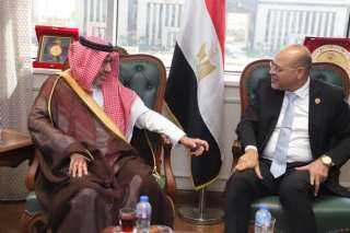 وزير العمل يستقبل السفير السعودي...