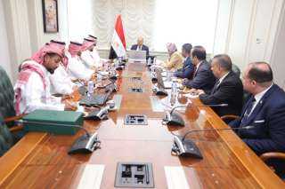 وزير العمل يلتقي وفدًا من...