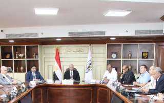محافظ بني سويف يعقد اجتماعاً...