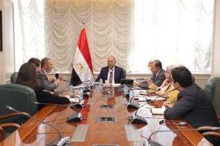 وزير العمل يلتقي وفدًا من...