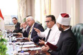 خالد عبدالغفار يترأس الاجتماع الدوري...
