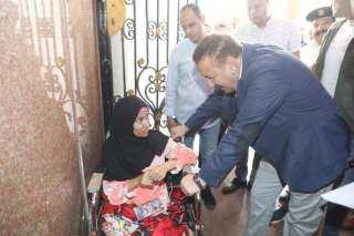 محافـظ المنوفية يلتقى مواطنة من...