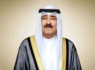 أمير الكويت يعزي أسرة الشهيد...