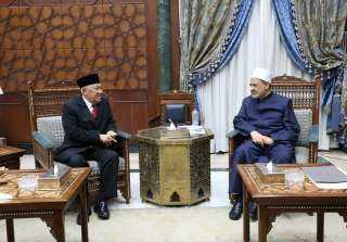 شيخ الأزهر يستقبل رئيس معهد...