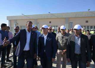 رئيس الوزراء يتفقد محطة مياه...