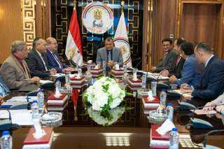 وزير الإنتاج الحربى  يبحث...