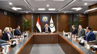 وزير البترول يعقد اجتماعا مع...