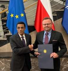 سفير مصر لدى بولندا يقدم...
