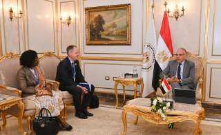 وزير الرى  يلتقى مدير...
