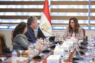 وزيرة التنمية المحلية تبحث مع...